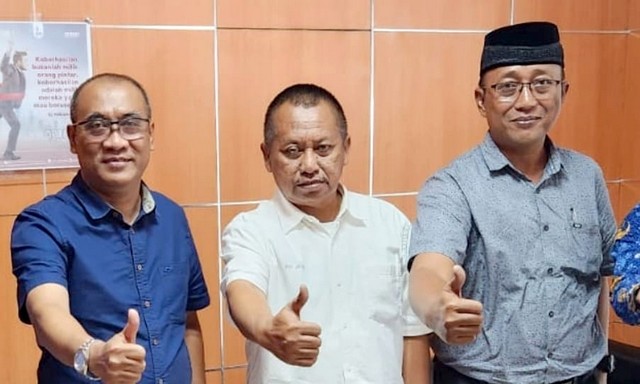 Ketua PWI Jatim Lutfil Hakim, Ketua Panitia Eko Pamuji dan Sokip Sekretaris Panitia HPN Jatim 2024.
